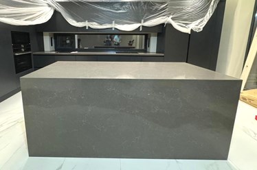 Облицовка островной части кухни кварцевым агломератом Caesarstone 5003 Piatra Gray