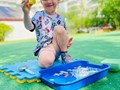 Исследуем мир вокруг!
Мальчик на свежем воздухе с лупой и лотком воды — занятие по сенсорному развитию и элементарной науке. Здесь дети учатся наблюдать, исследовать и задавать вопросы.