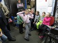 Дети на экскурсии в кузнице в Академгородке.