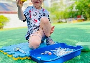 Исследуем мир вокруг!
Мальчик на свежем воздухе с лупой и лотком воды — занятие по сенсорному развитию и элементарной науке. Здесь дети учатся наблюдать, исследовать и задавать вопросы.