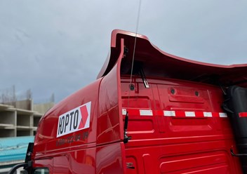 Установка автомобильной антенны для рации дальнобойщиков.