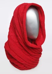 Капор вязаный красный - женственный головной убор.