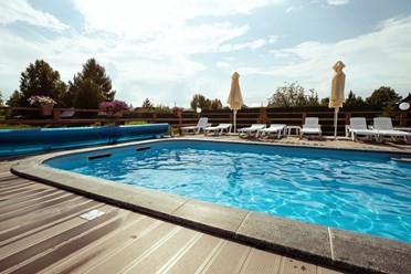 Бассейн под открытым небом в загородом SPA-отеле "Раздолье"