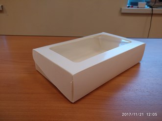 Упаковка из белого картона с окном