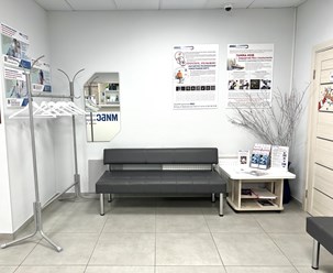 МРТ-центр МИБС-Вологда. Комфортный зал ожидания:удобные диваны, телевизор, кулер, чай и конфетки.
