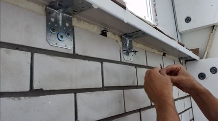 Укрепление подоконника на лоджии