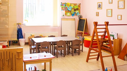 Наша комната с Монтессори-материалом. Здесь малыши изучают буквы и цифры, развивают мелкую и крупную моторику, учатся практическим навыкам в жизни.