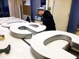 Изготовление объёмных букв для светящихся вывесок специалистами компании Балтик Лайт