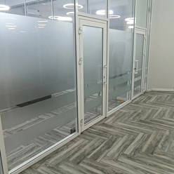 Матовая пленка для фасадов зданий и оформления стеклянных перегородок внутри помещений