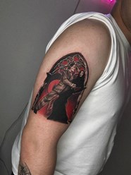 Цветная татуировка на плече