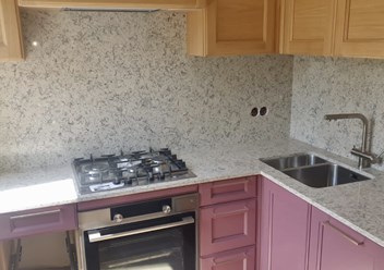 Столешница толщиной 2 см и фартук из кварцевого агломерата Radianz PL722 Pluto