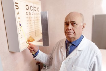 Исследование офтальмологом остроты зрения.