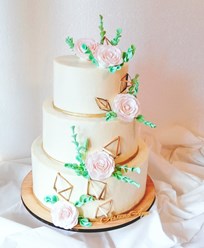 Свадебный торт с геометрическими фигурами и цветами