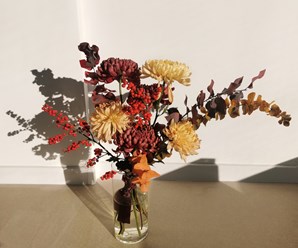 Сборный букет в осенней цветовой гамме со стабилизированным эвкалиптом, ягодами илекса и хризантемами бигуди стоимостью 3 531₽