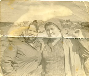 Работа для восстановления фотокарточки прислана постоянной заказчицей. Задача не простая, требования очень жёсткие,восстановить все детали снимка и сделать фотографию цветной.
