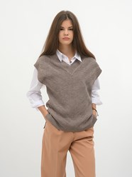 2 640 руб. Жилет женский 241-2221 
Цвет: Бежевый меланж 
Состав:
30% Шерсть, 70% ПАН
Женский жилет прямого силуэта связан структурным переплетением. Модель с V-образной горловиной и разрезами