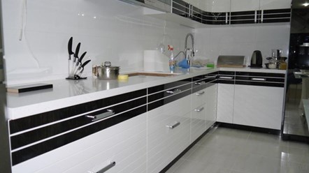 Фабрика Арт-Тек мебель:
Кухня в стиле Модерн - фасады МДФ крашенные (эмаль) с полосками шпона под лаком.
От 110 тыс. руб.