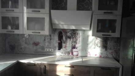 Кухонная стеновая панель из закаленного стекла с прямой фотопечатью, разработкой дизайн-макета и монтажом