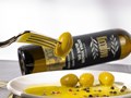 Чтобы получить оливковое масло высшего качества первого холодного отжима, оливки незамедлительно отправляются на прессование, чтобы избежать порчи и неприятного вкуса. Оливковое масло первого отжима R