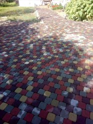 Укладка тротуарной плитки классика разноцветная
