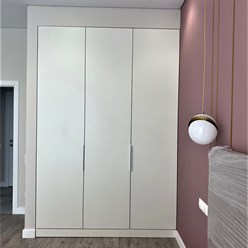 Распашной шкаф в спальную комнату изготовлен полностью из ЛДСП