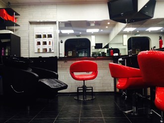 Парикмахерский зал в учебном центре Asta-La-vista.