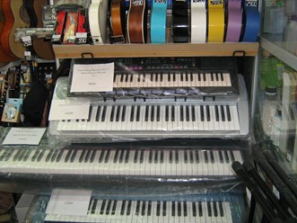 синтезаторы, цифровое пианино, укулеле, скрипки, гитарные комбики