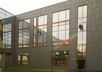 Мойка окон альпинистами