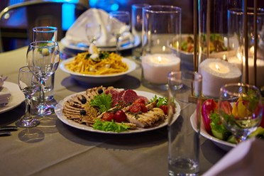 Можно начать с мясных нарезок