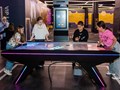Компания детей играет в клубе виртуальной реальности BAZA VR