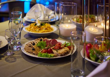 Можно начать с мясных нарезок