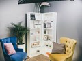 Интервью. Имеем различные цветовые фона, освещение, интерьер.