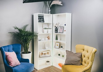 Интервью. Имеем различные цветовые фона, освещение, интерьер.