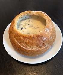 Сырный суп в хлебной тарелке