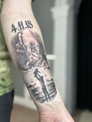 Тату в стиле реализм на семейную тематику.