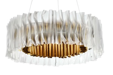 Подвесная люстра DULANA — сферическая поэзия света. Ажурная структура из позолоты и акрила создаёт игру теней, наполняя интерьер в стиле модерн изысканной динамикой и тёплой атмосферой.