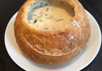 Сырный суп в хлебной тарелке