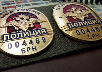 гравировка номера нагрудного знака