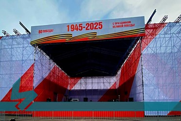 Заканчиваем монтаж визуальной части сцены на 9 Мая 2025 г. Площадь 400 летия Тюмени Подробнее о нашей работе: https://vk.com/album-228156506_308594755