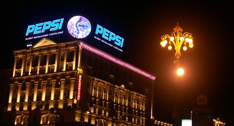 На конструкции реализована система светодинамической анимации (547 каналов) в виде блика и изменения цвета букв и контуров. Анимация выполнена на базе микропроцессорных плат собственного производства.