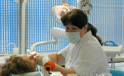 Стоматологи-терапевты клиники проводят безболезненное лечение кариеса при любой стадии поражения зубов