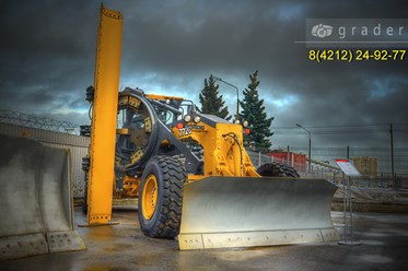 Грейдер John Deere 772G.