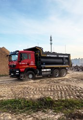 Самосвал SINOTRUK Real Company на доставке песка строительного. Современный автопарк для транспортировки больших объемов нерудных материалов в СПб и ЛО.