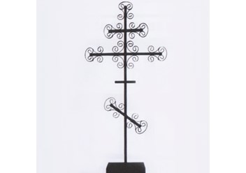 крест металлический на тумбе