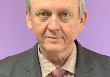 Красноперов Олег Васильевич - директор, кандитат медицинских наук, врач-психотерапевт-психиатр