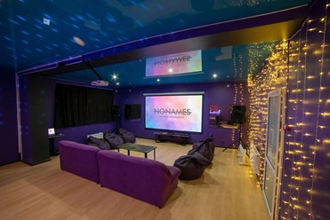 Зал 60м2 рассчитан на 20+ человек 
2 шикарных дивана
6 пуфов
Большой FullHD экран
Чистый звук для караоке
Крутая и атмосферная обстановка