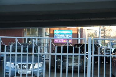 рядом стоянка в двух шагах