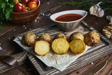 Картофель на углях - Молодой картофель в мундире с ароматными специями, приготовленный на углях, подаётся с соусом «Сацебе | https://gotovitmama.ru/shashlyki/ovocshi-na-mangale/kartofel-na-uglyah.html