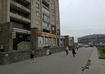 Вид на офис Городской юридической службы со стороны проспекта Большевиков