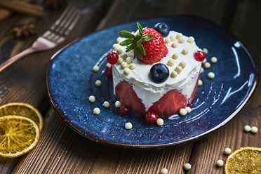 Сметанник - Нежный, бисквитный, слоенный десерт с йогуртным кремом и свежими ягодами | https://gotovitmama.ru/deserty/smetannik.html